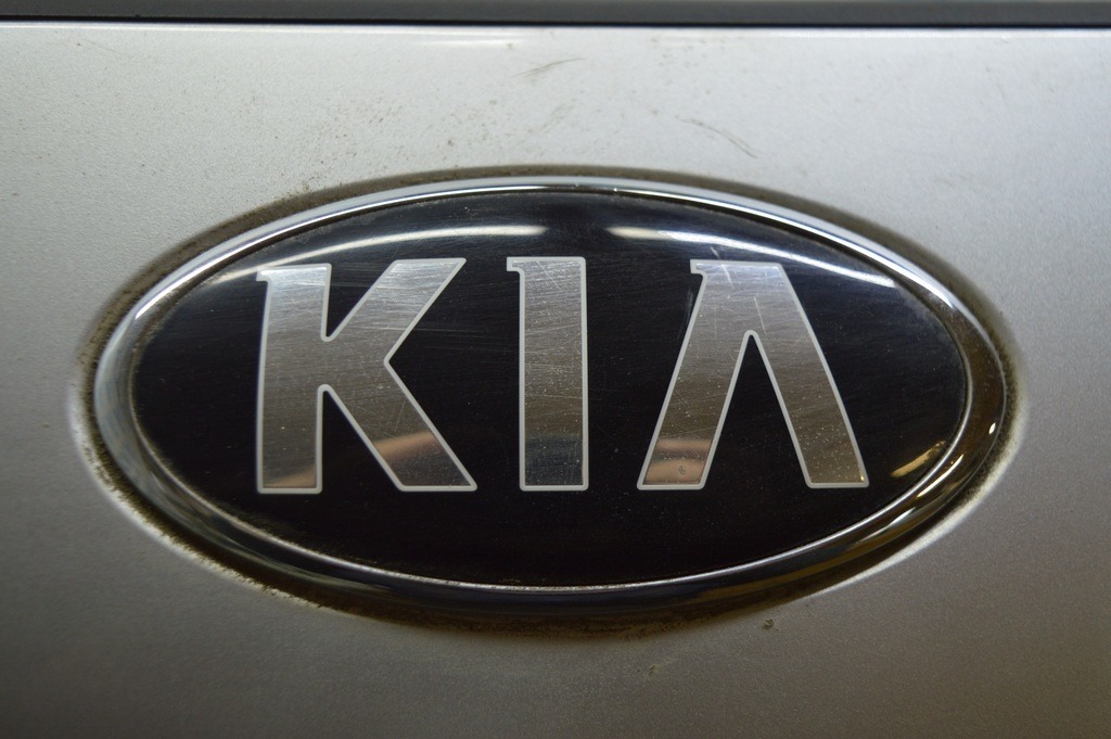 Эмблемма переднего бампера Kia Optima 16-