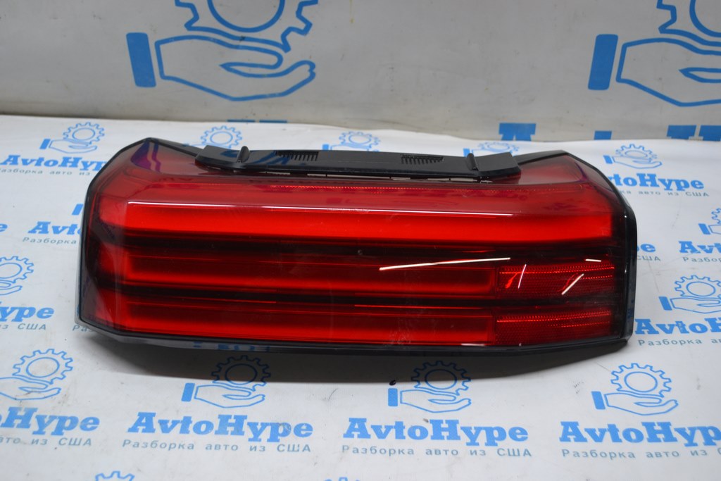Фонарь правый Toyota Tundra 22- (01)