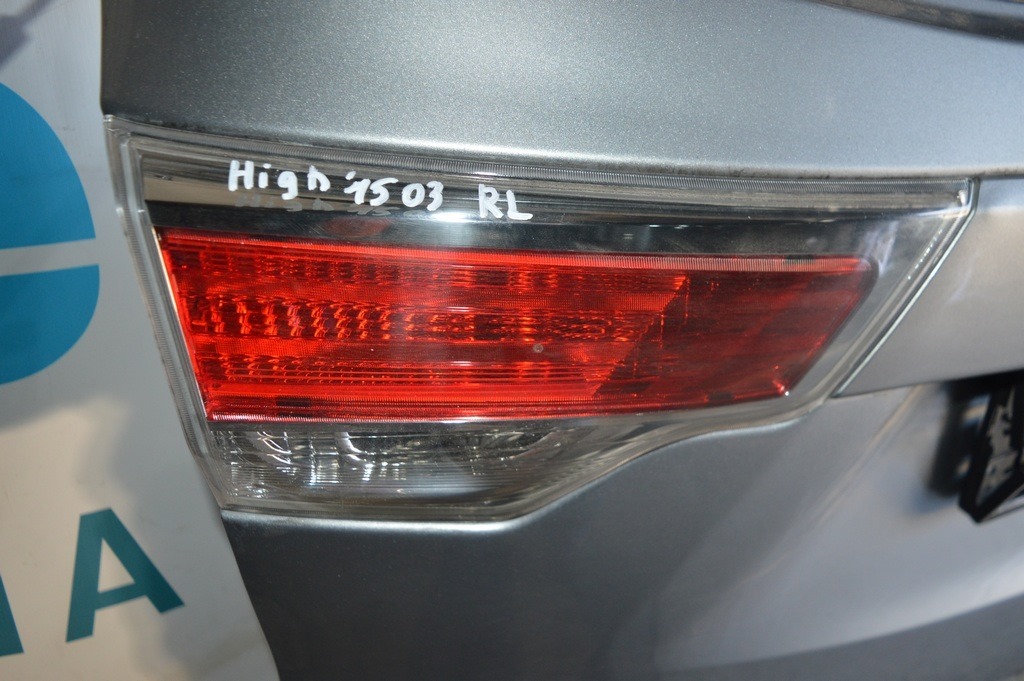 Фонарь внутренний (крышка багажника) левый Toyota Highlander 14-16 (03)