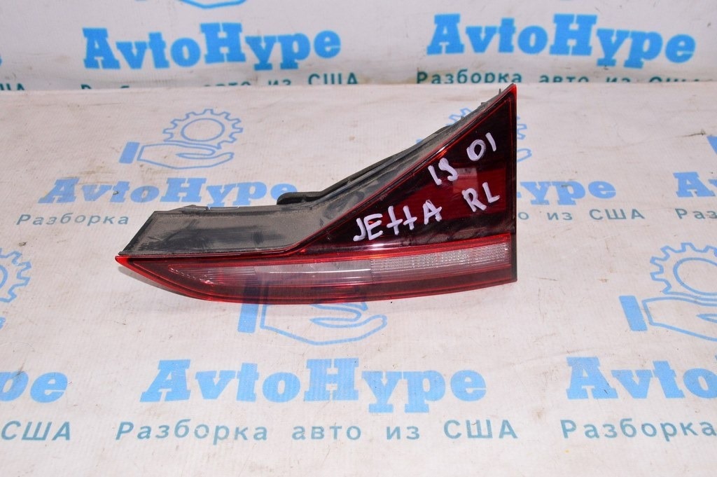Фонарь внутренний (крышка багажника) левый VW Jetta 19- (01)