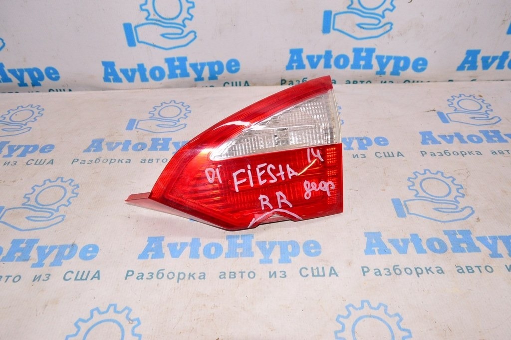 Фонарь внутренний (крышка багажника) правый Ford Fiesta 14-19 рест 4d (01) деф.трещина в стекл