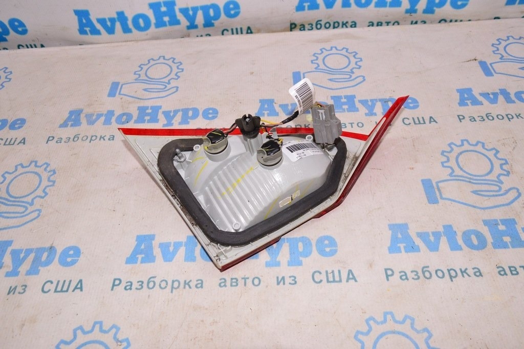 Фонарь внутренний (крышка багажника) правый Ford Fiesta 14-19 рест 4d (01) деф.трещина в стекл — фото 3