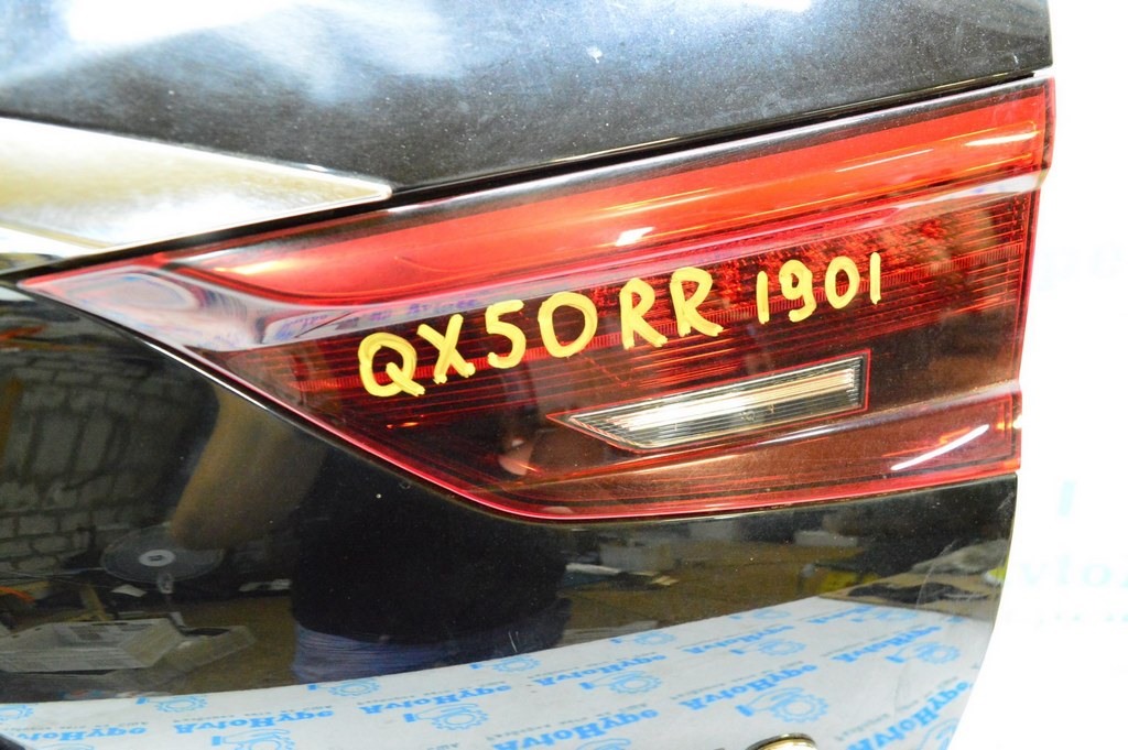 Фонарь внутренний (крышка багажника) правый Infiniti QX50 19- (01)