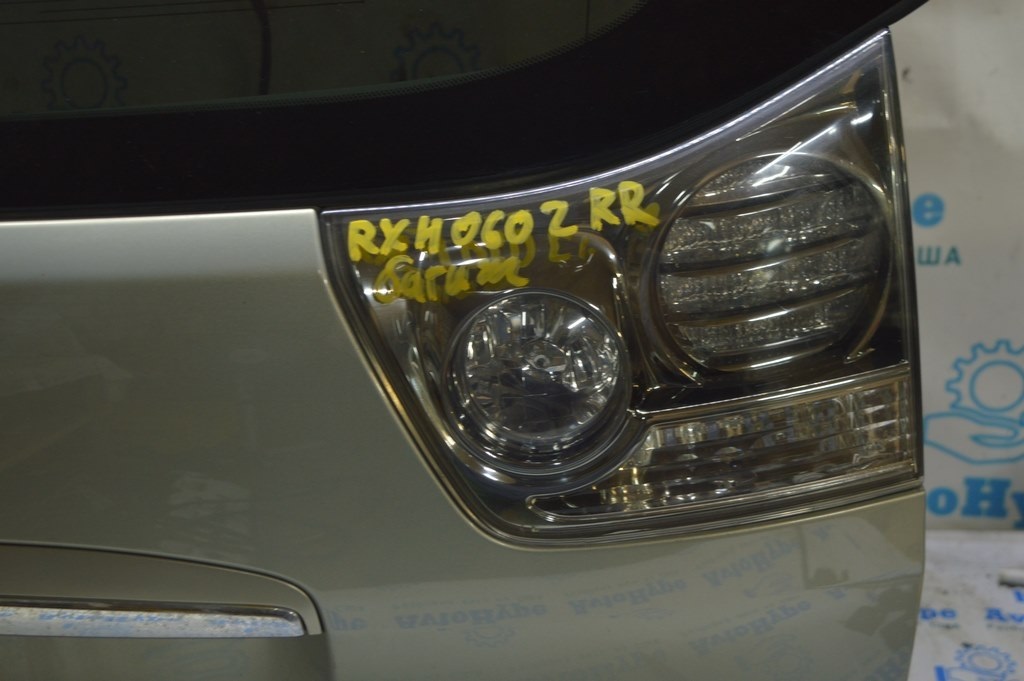 Фонарь внутренний крышка багажника правый Lexus RX350 RX400h 06-09 темный (02)