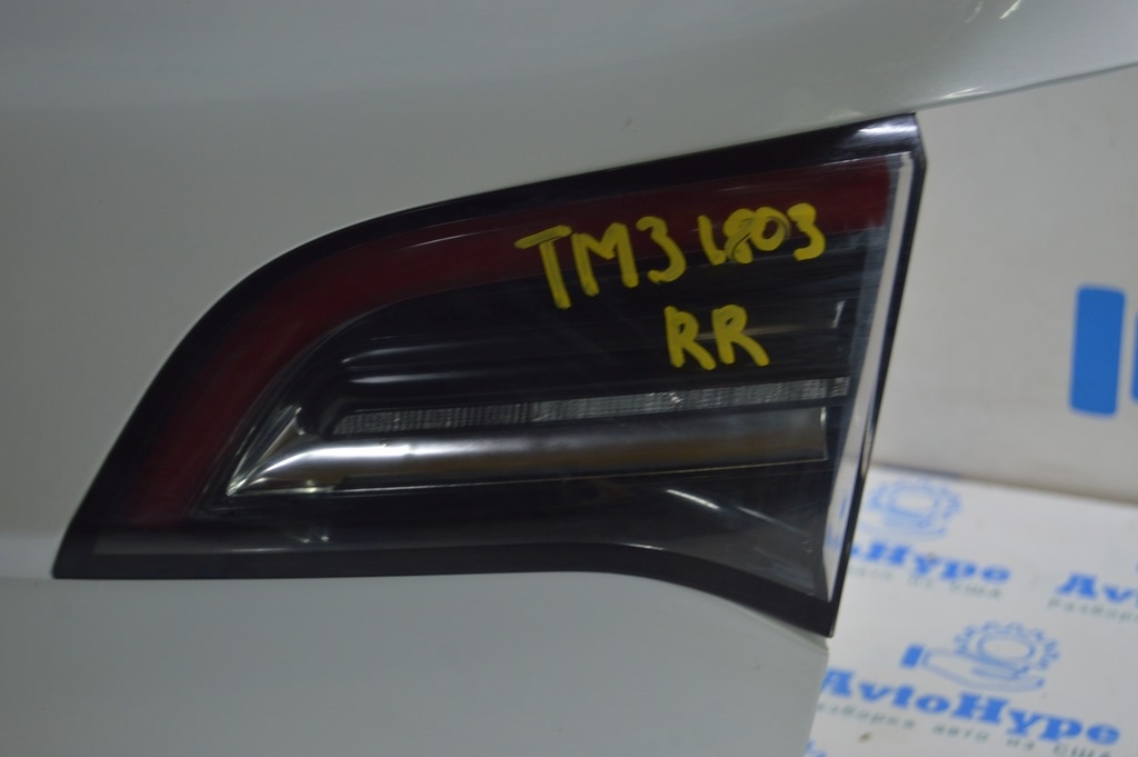 Фонарь внутренний крышка багажника правый Tesla Model 3 18- тип 2 (03)