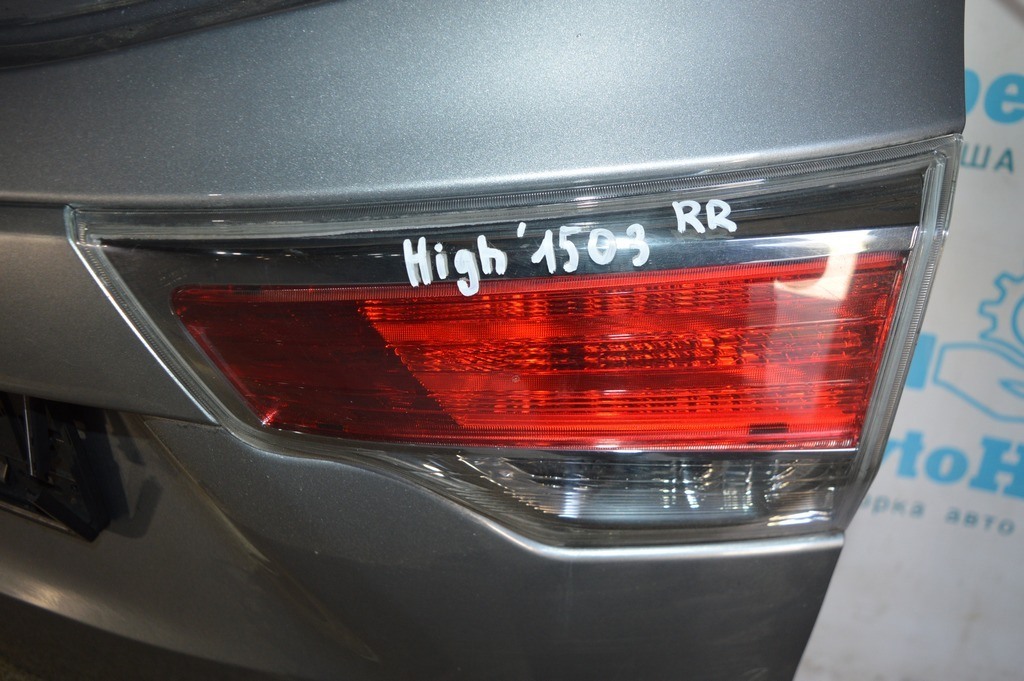 Фонарь внутренний (крышка багажника) правый Toyota Highlander 14-16 (03) деф.немного поведен