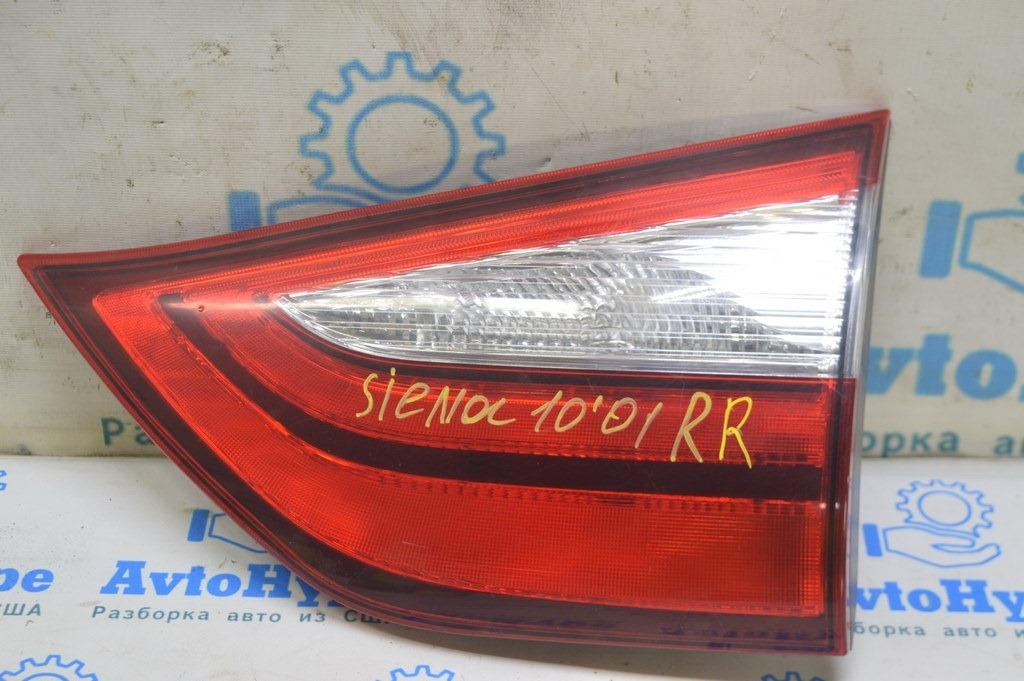 Фонарь внутренний крышка багажника правый Toyota Sienna 15-19 (01) Реал М. царапина