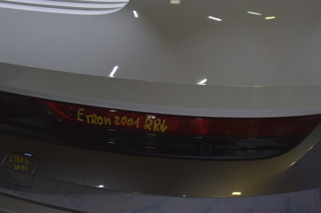 Фонарь заднего бампера прав Audi E-Tron (Q8) GEN 18- (01)
