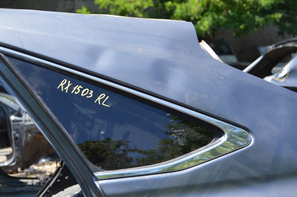 Форточка глухое стекло задняя левая Lexus RX350 RX450h 10-15 хром (03)