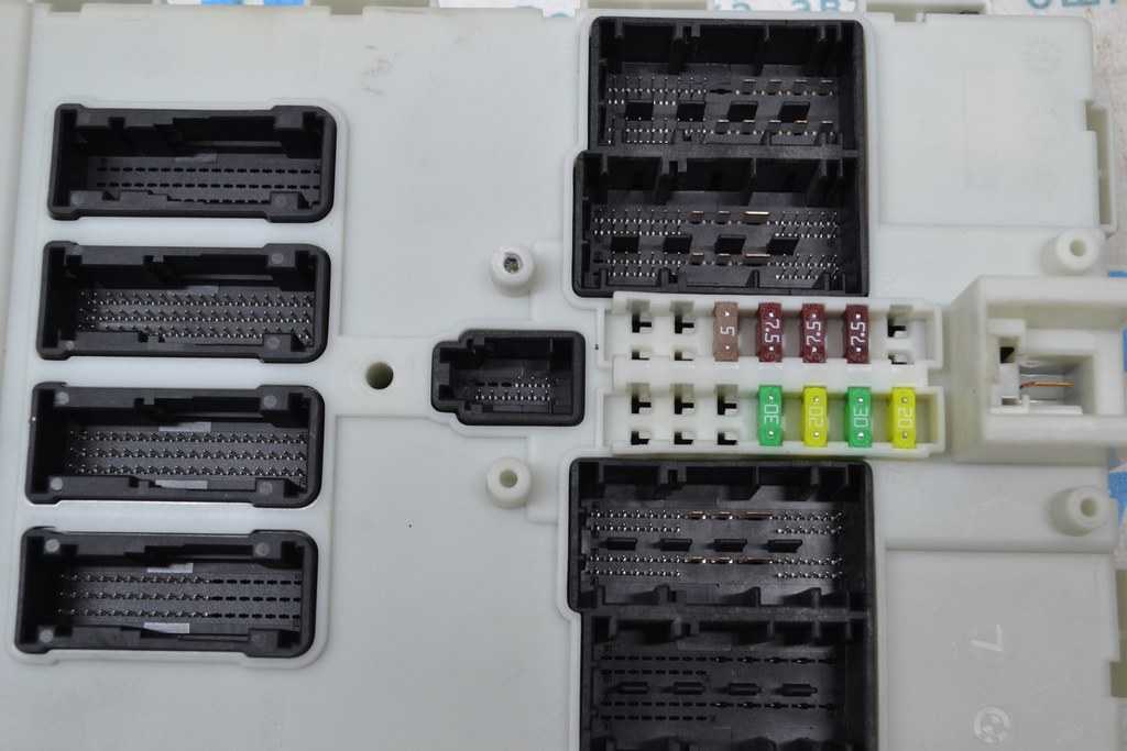 FRONT ELECTRONIC FUSE RELAY DOMAIN BODY CONTROL MODULE BMW 3 F30 12-18 (03) — фото 3