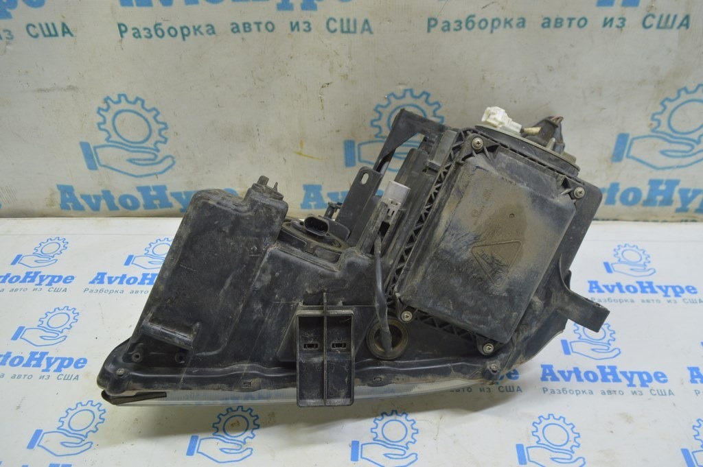 Клипса крепление фары нижняя правая Lexus RX300 RX330 RX350 RX400h 04-09