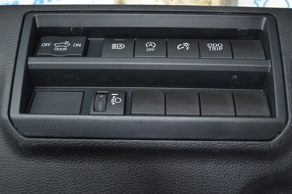 Кнопка автодальнего Toyota Tundra 22-