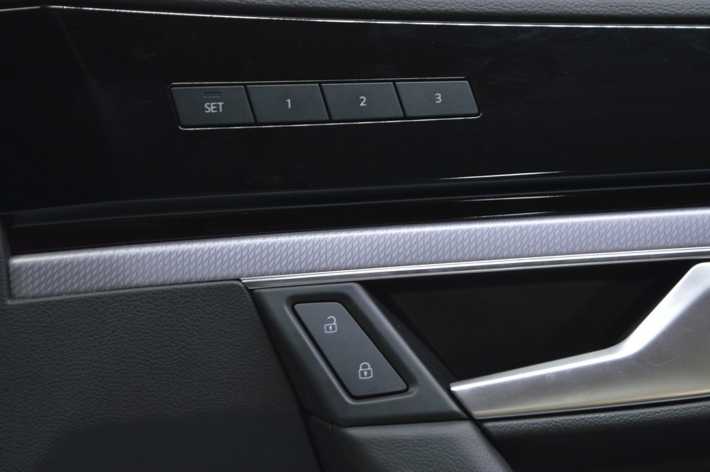 Кнопка блокировки двери перед прав VW Touareg 18- черн