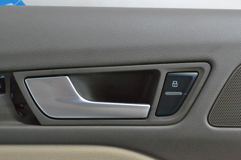 Кнопка блокировки двери задняя левая Audi Q5 8R 09-17
