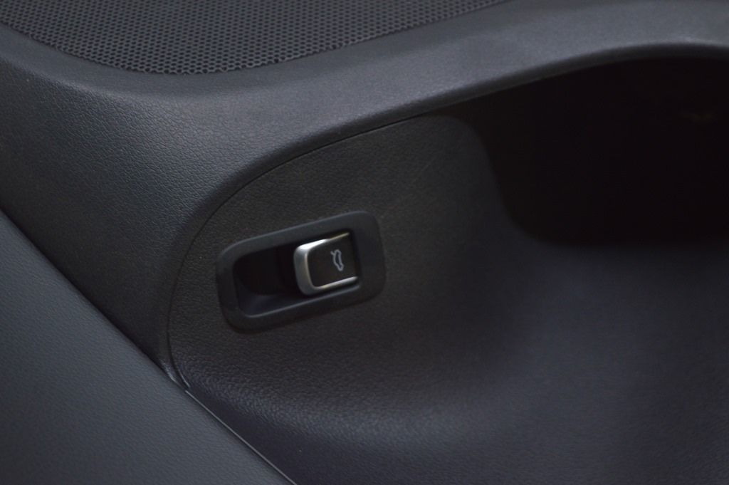 Кнопка открытия двери багажника Audi Q5 8R 09-17 черн, хром