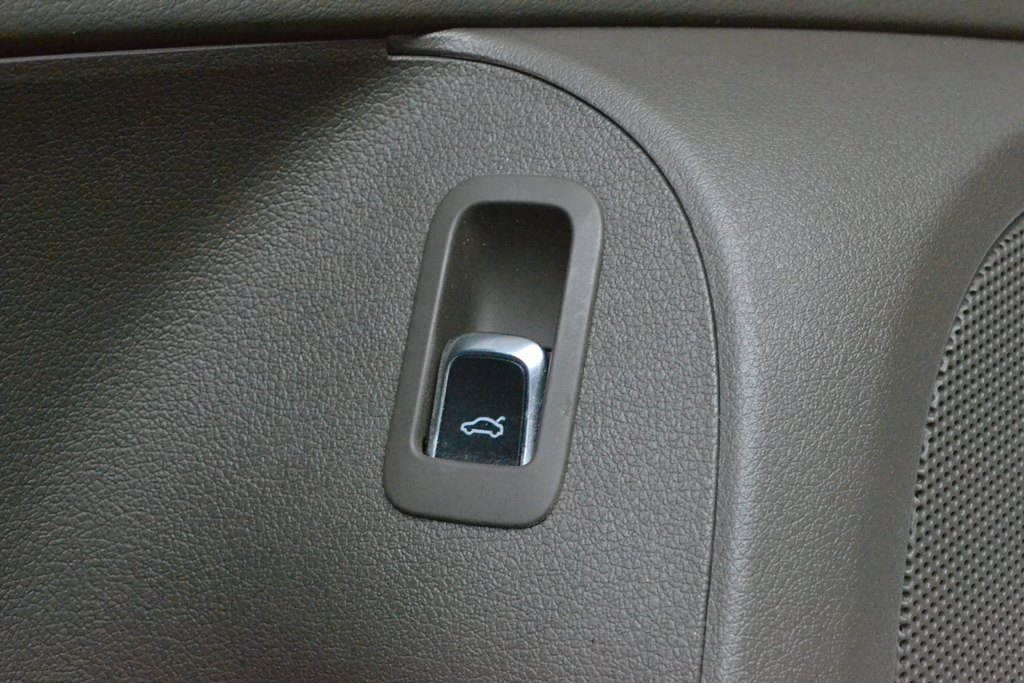 Кнопка открытия двери багажника Audi Q5 8R 09-17 черн, хром