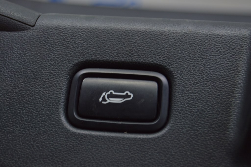 Кнопка открытия двери багажника Hyundai Tucson 22- в обшивке