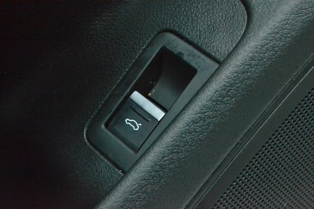 Кнопка открытия двери багажника перед лев Audi A7 C8 19-25