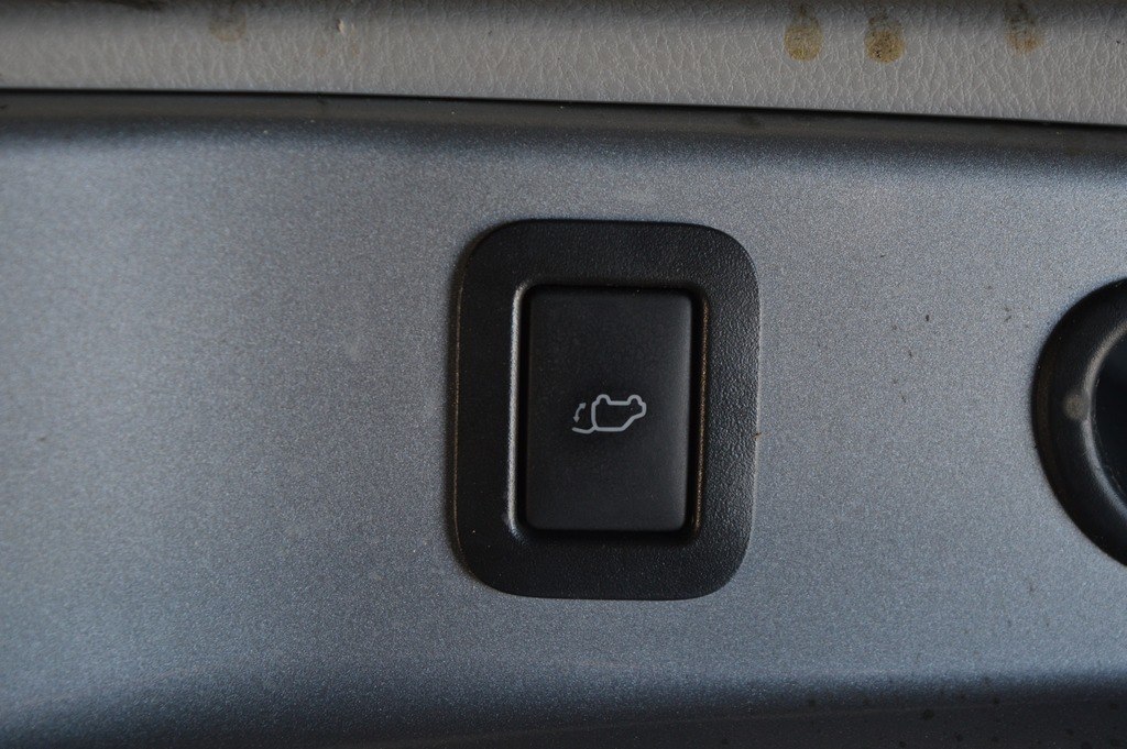 Кнопка открытия двери багажника Toyota Highlander 14-