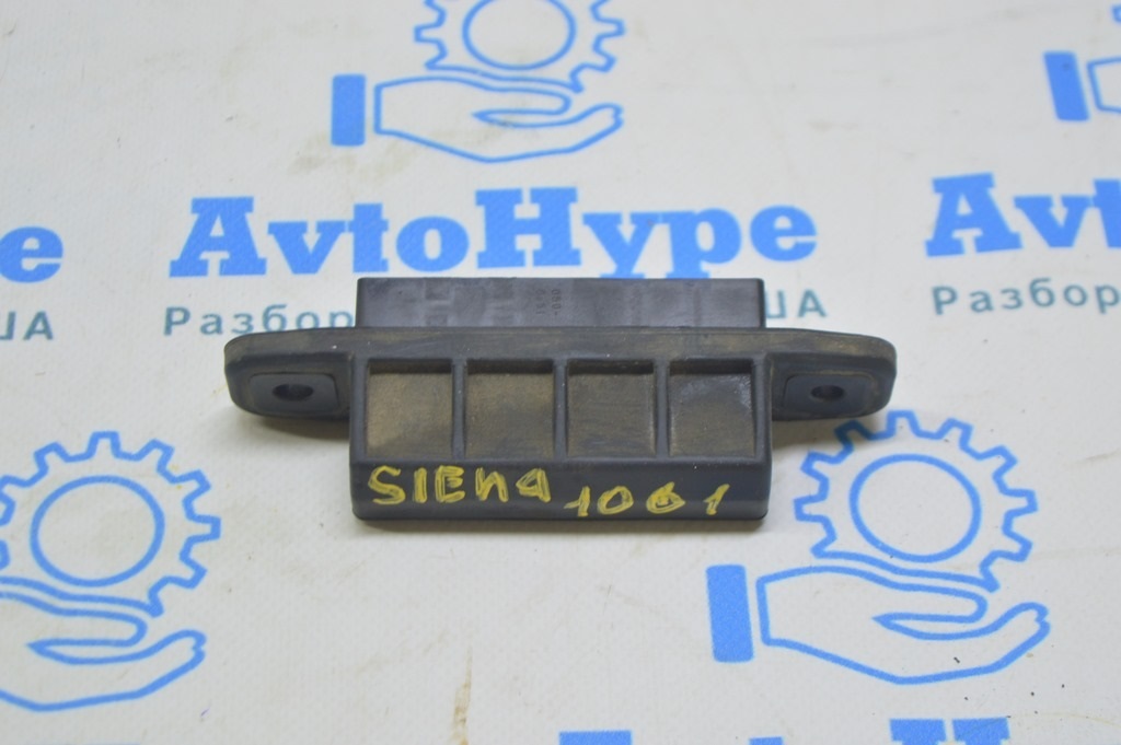 Кнопка открытия двери багажника внешняя Toyota Sienna 11-20 (01) Реал М.
