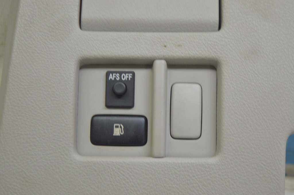 Кнопка открытия лючка бака Lexus RX300 RX330 RX350 RX400h 04-09