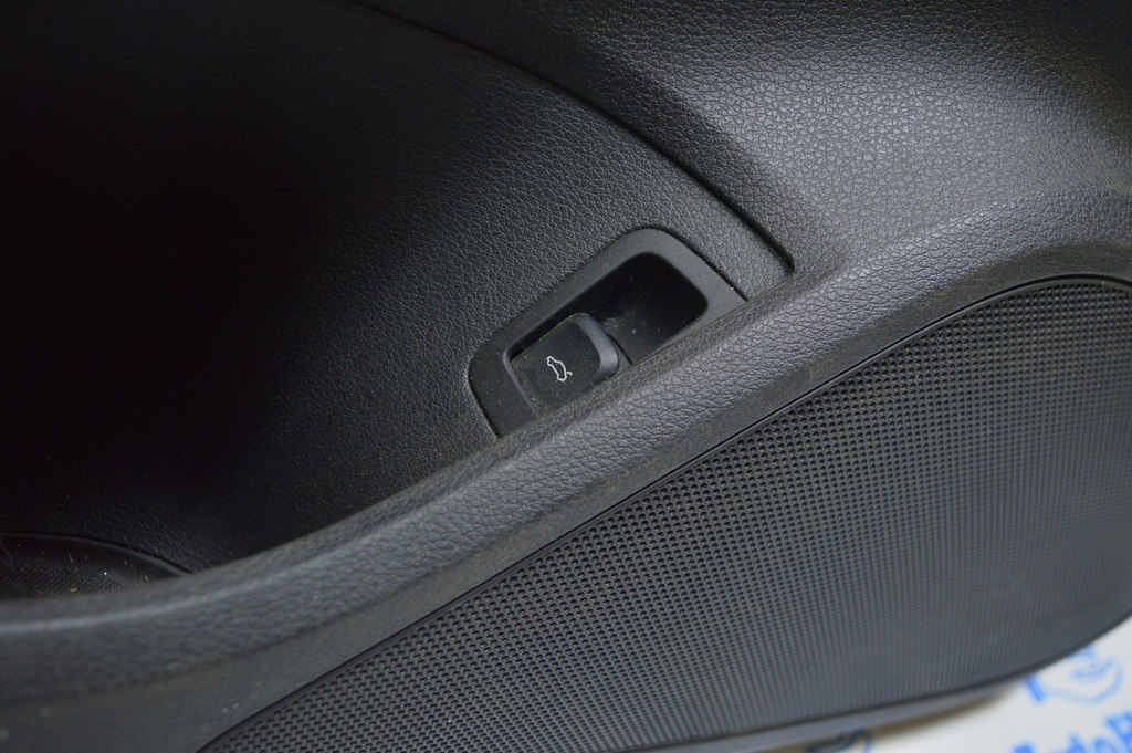 Кнопка открывания крышки багажника Audi A3 8V 15-19 черная 8V0-959-831