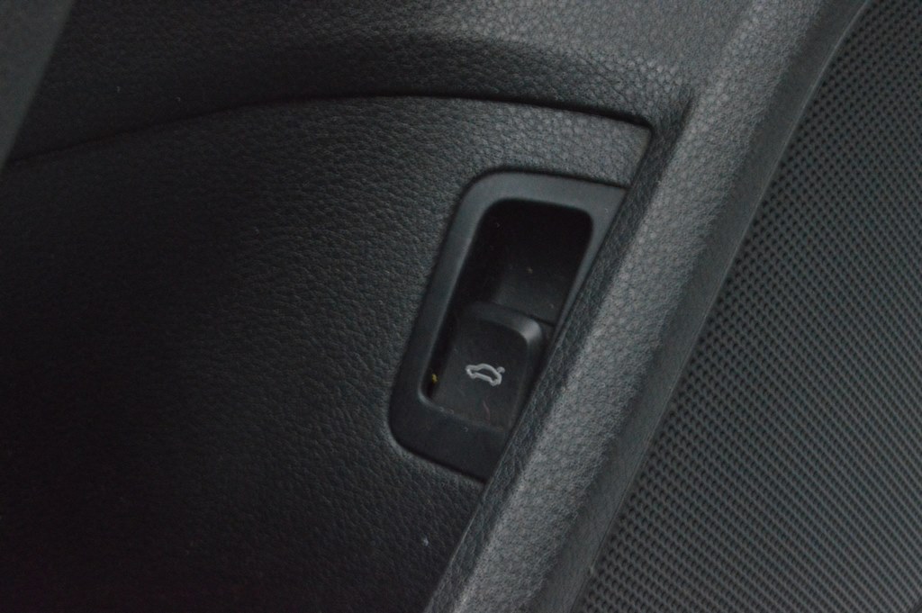 Кнопка открывания крышки багажника на водительской двери Audi A3 8V 17-20 черная (02)
