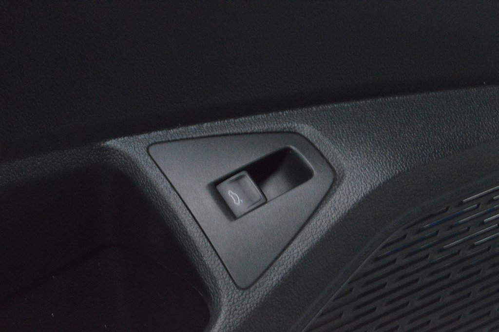 Кнопка открывания крышки багажника VW Jetta 19-24 салонная