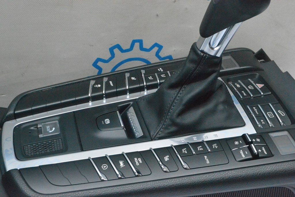 Кнопка Parking Porsche Macan 15-21 с накладкой, черная с хром