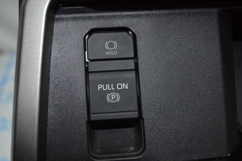 Кнопка паркинга Toyota Tundra 22- с auto hold