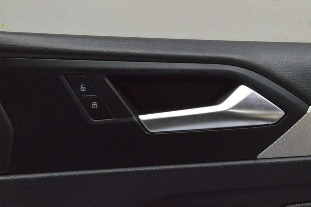 Кнопка центрального замка передняя правая VW Jetta 19-24 черная