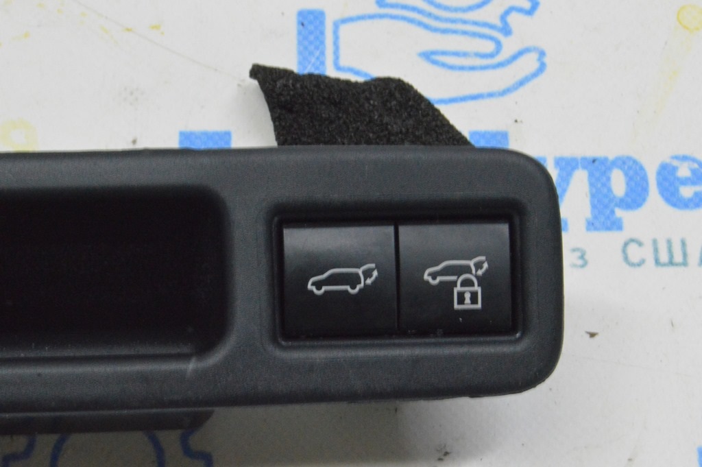 Кнопка закрытия двери багажника Lexus RX 350/350h/500h 23- в обшивке