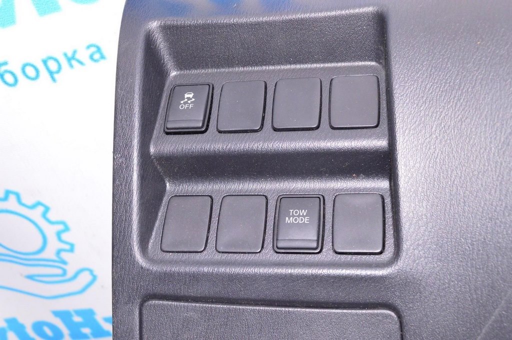 Кнопки на накладке колени водителя Nissan Pathfinder 13- (01)