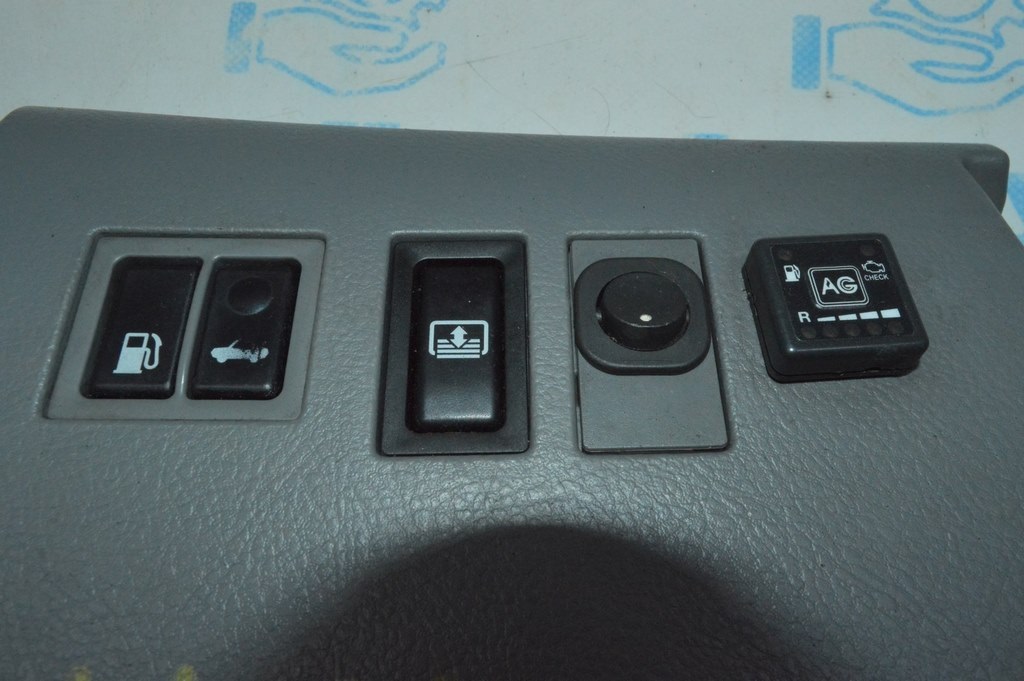 Кнопки на накладке торпеды центральной левой Toyota Avalon 05-12