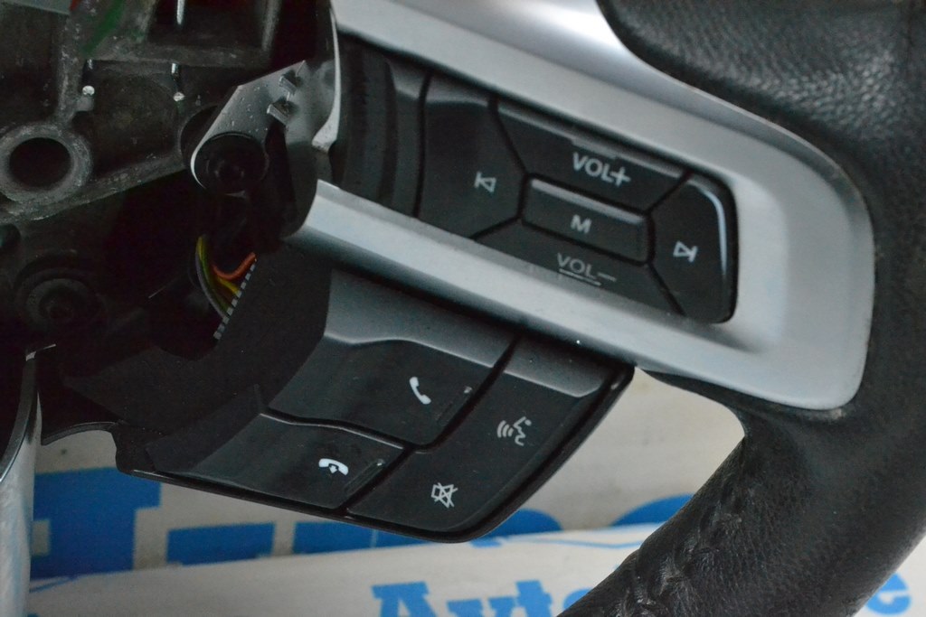 Кнопки управления (на руле) низ прав Ford Mustang mk6 15-