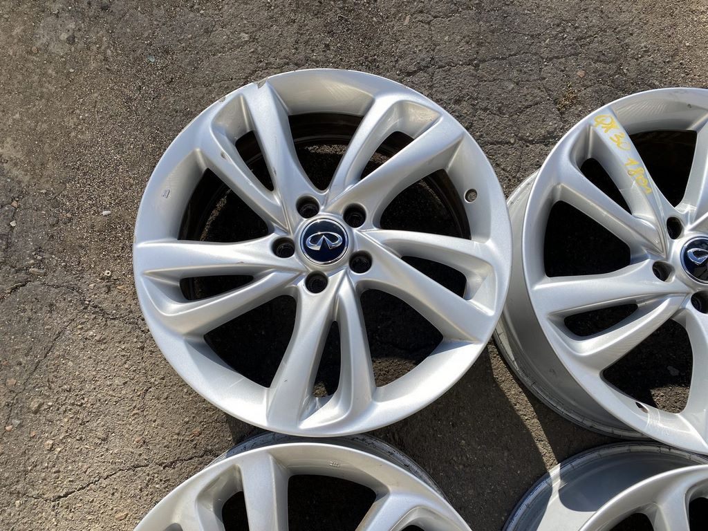 Комплект дисков R18 4шт Infiniti QX30 17- S (01) один с бордюркой незначит. — фото 2