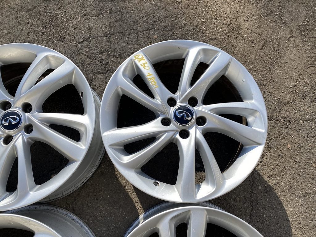 Комплект дисков R18 4шт Infiniti QX30 17- S (01) один с бордюркой незначит. — фото 3