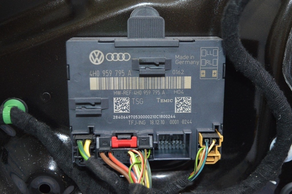 Компьютер двери зад лев Audi A8 D4 10-17