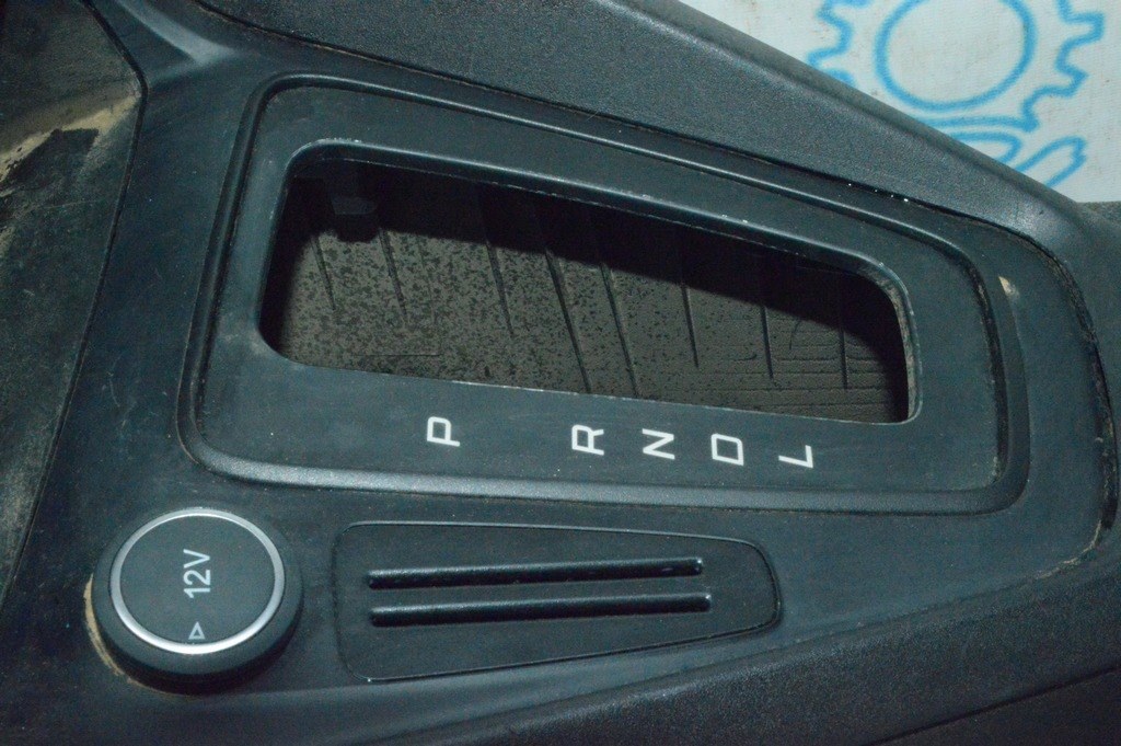 Консоль центральная (подлокотник и подстаканники) Ford Focus mk3 15-18 черн (07) без подлокотн — фото 2