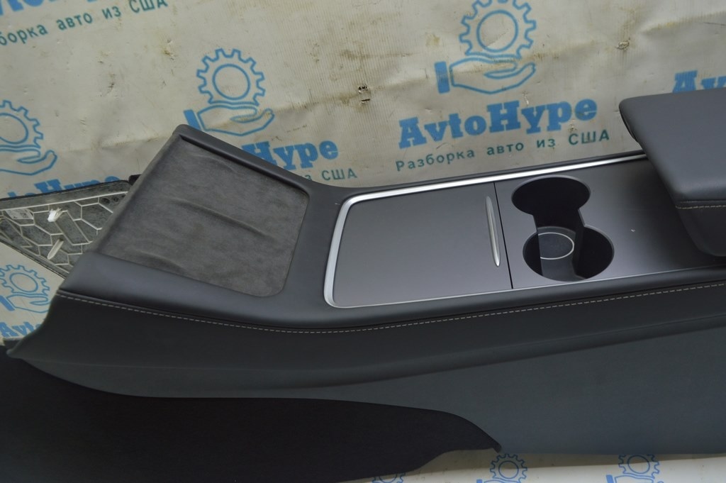 Консоль центральная подлокотник и подстаканники Tesla Model 3 21- кожа черн, c зарядкой (02) — фото 2