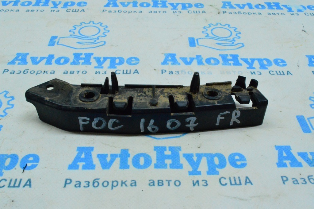 Крепление переднего бампера правое Ford Focus mk3 11-18