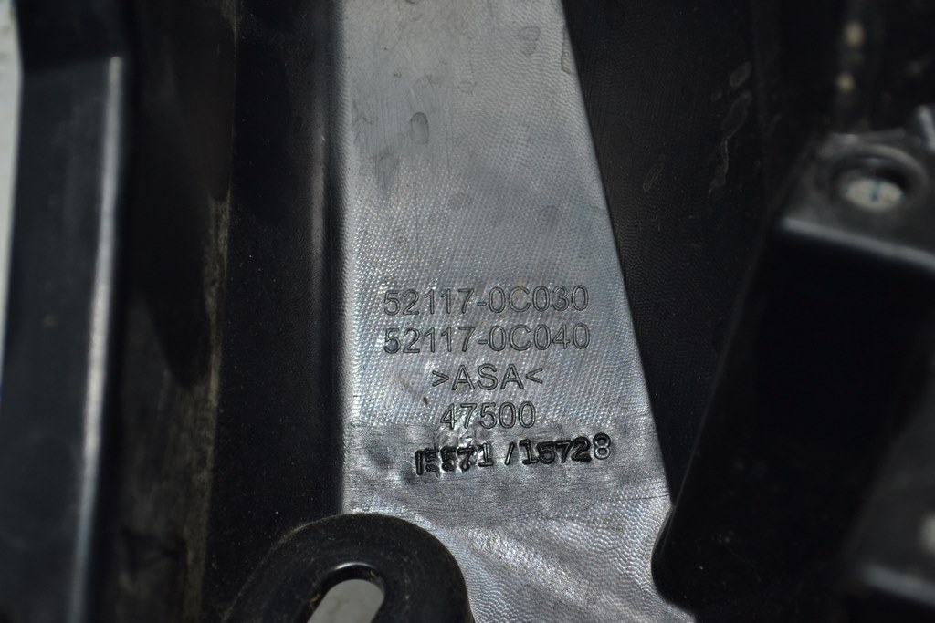 Крепление решетки радиатора нижнее Toyota Tundra 22- (01) дефект — фото 3