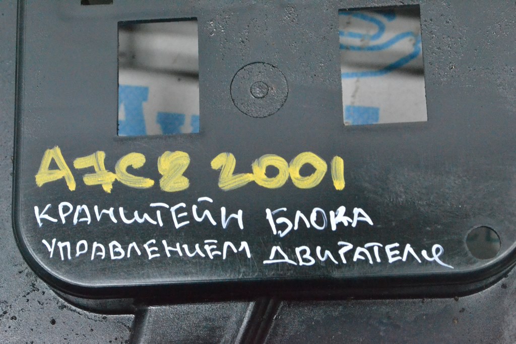 Кронштейн блока ECU компьютер двигателя Audi A7 C8 19-25 3.0 MHEV (01) дефект одного крепления — фото 3