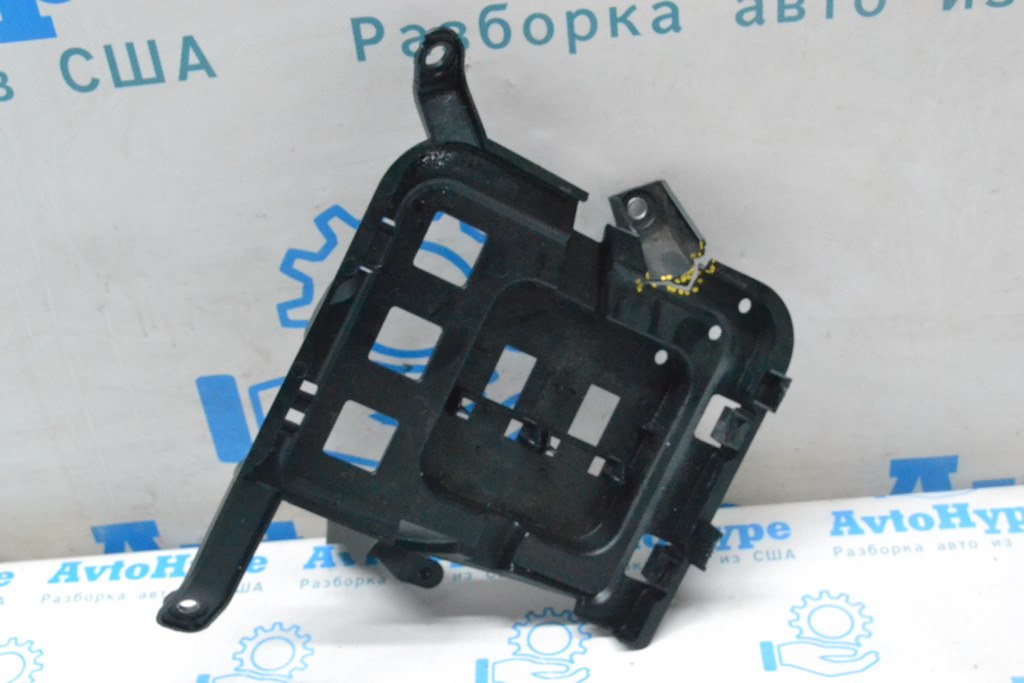 Кронштейн блока ECU компьютер двигателя Audi A7 C8 19-25 3.0 MHEV (01) дефект одного крепления — фото 4