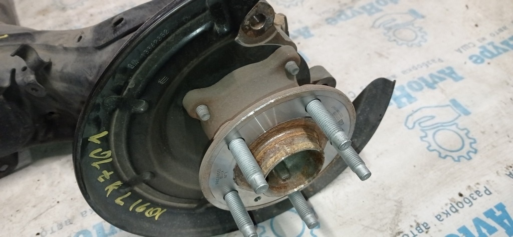 Кронштейн крепления ступицы зад лев Chevrolet Volt 16-