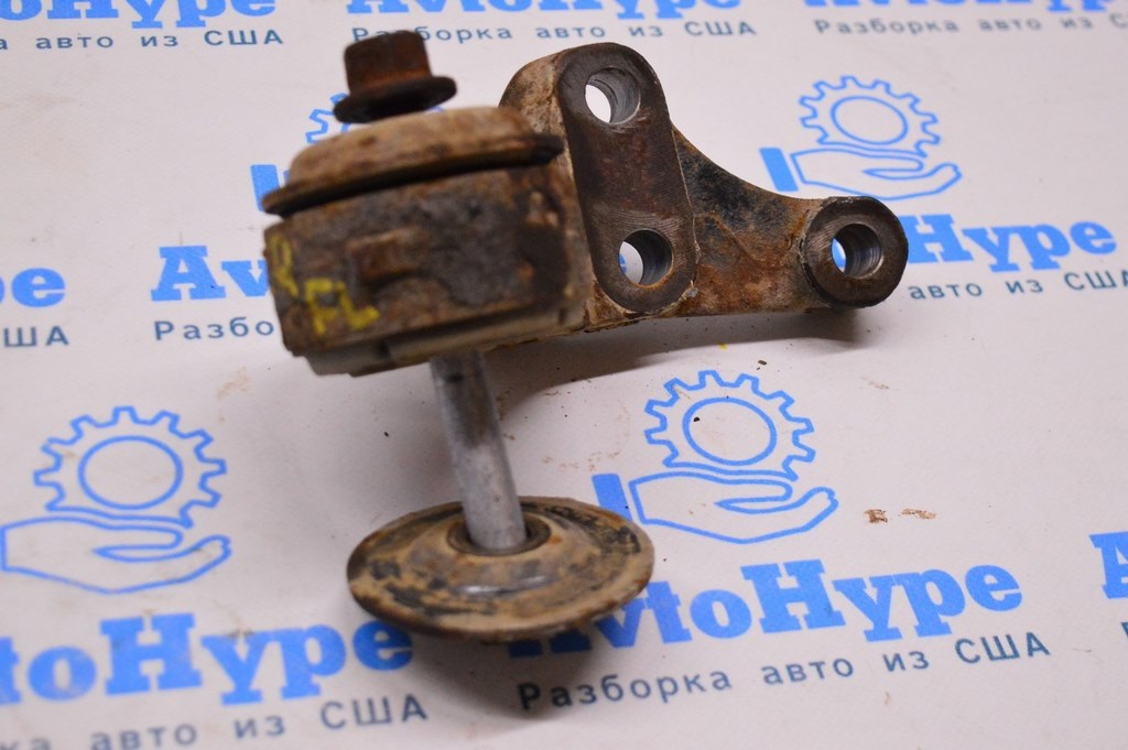 Кронштейн переднего дифференциала правый Toyota Sequoia 08-16 AWD