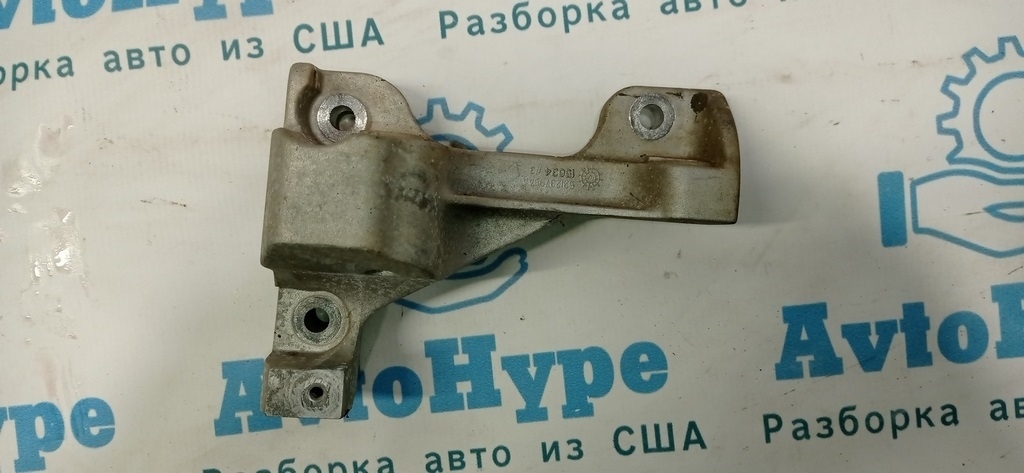 Кронштейн подушки двигателя правый Chrysler 200 15-17 2.4