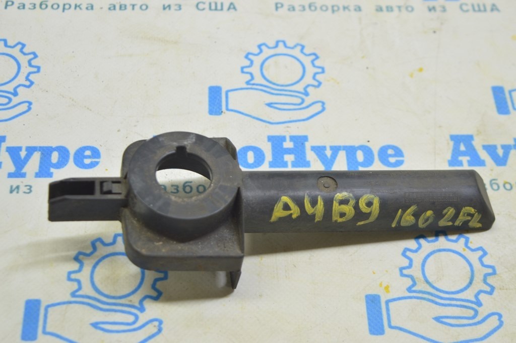 Кронштейн радиатора нижний левый Audi A4 B9 17- 2.0T (02)