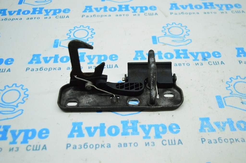 Крючок замка капота VW Tiguan 09-17
