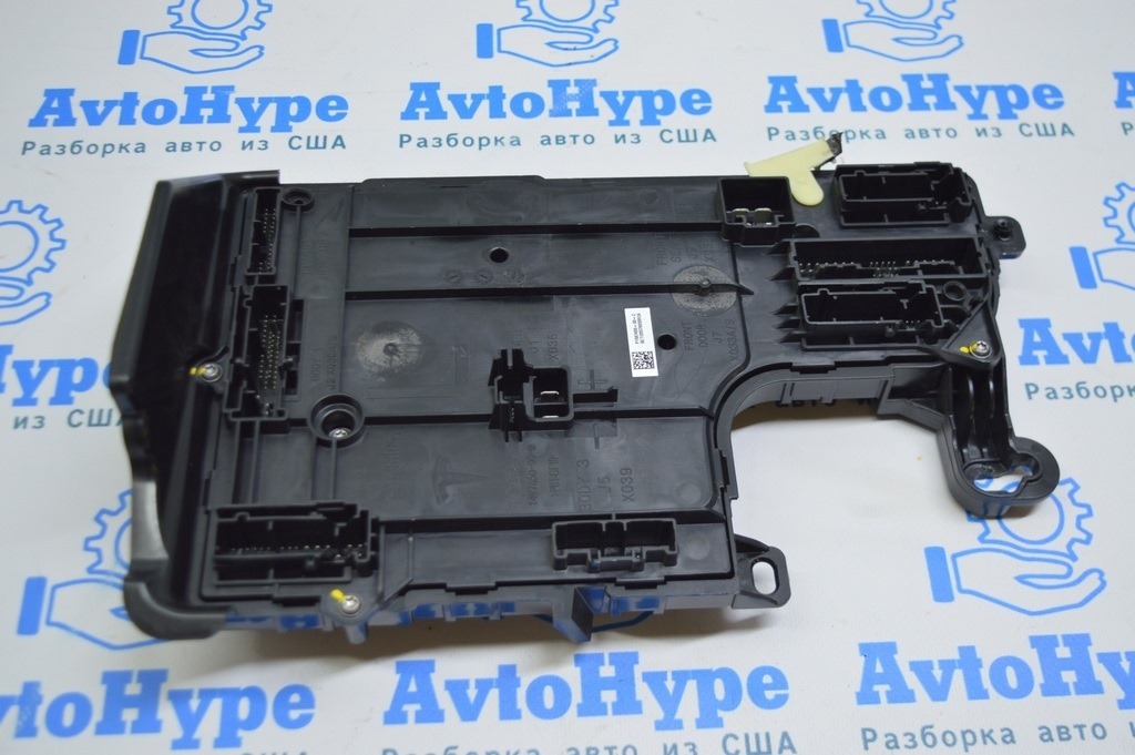 LOW VOLTAGE CONTROLLER LEFT Tesla Model 3 18- (01) 1567455-00-c 1567359-00-b